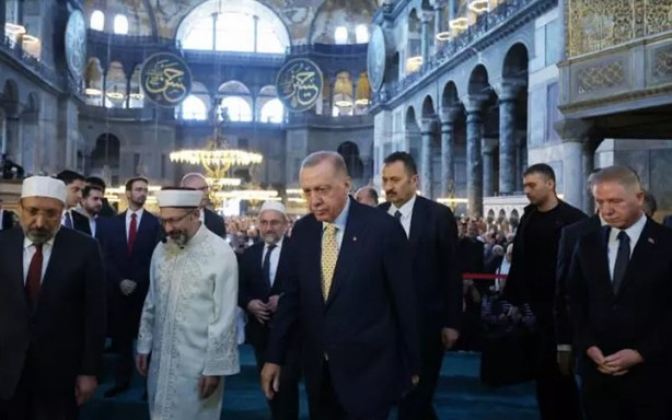 Foto - Erdoğan’dan çok değerli hediye! Mukaddes Emanetler Dairesi’ne bakın ne hediye etti