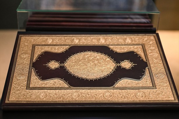 Foto - Erdoğan’dan çok değerli hediye! Mukaddes Emanetler Dairesi’ne bakın ne hediye etti