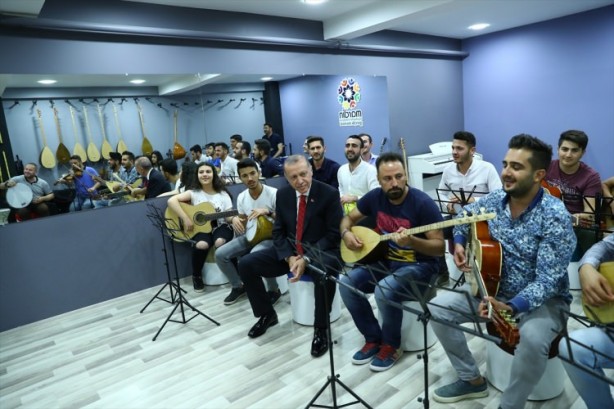 Foto - Erdoğan'dan sürpriz ziyaret! Masa tenisi oynadı