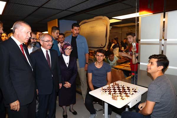 Foto - Erdoğan'dan sürpriz ziyaret! Masa tenisi oynadı