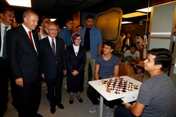 Foto - Erdoğan'dan sürpriz ziyaret! Masa tenisi oynadı