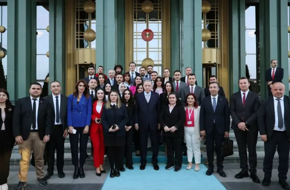 Foto - Erdoğan’ın gazeteciler ile buluşmasından önemli notlar! Özgür Özel’in randevu talebine ne cevap verdi? 