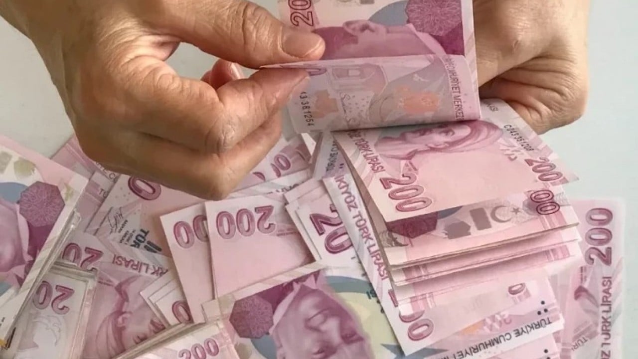 'Erdoğan'ın hassasiyeti var' deyip yeni asgari ücreti Türkiye'ye duyurdu