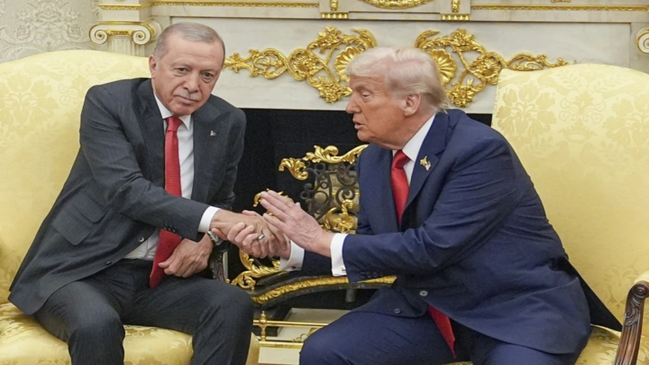 Foto - Erdoğan’ın koltuğunu çeken Trump, bunu iki ülke liderine daha yapmıştı! Biri çok kızdırmıştı