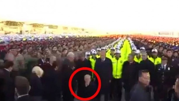 Erdoğan’ın yanında çömeldiği görüntüler çok konuşulmuştu! Hulki Cevizoğlu’ndan flaş açıklama geldi! Sebebi herkesi şaşkına çevirdi 