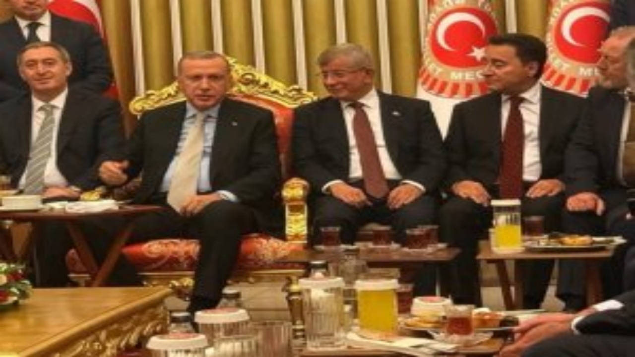 Foto - Erdoğan’la fotoğrafı çok konuşulmuştu! Davutoğlu’ndan bir olay açıklama daha