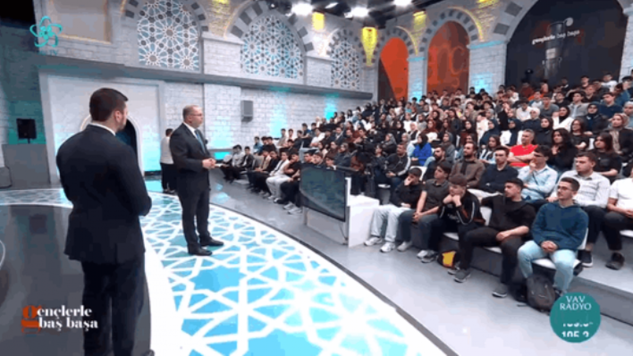 Foto - Erhan Afyoncu Gençlerle konuştu: ‘Düşmanın silahıyla düşmanla savaşamazsın’