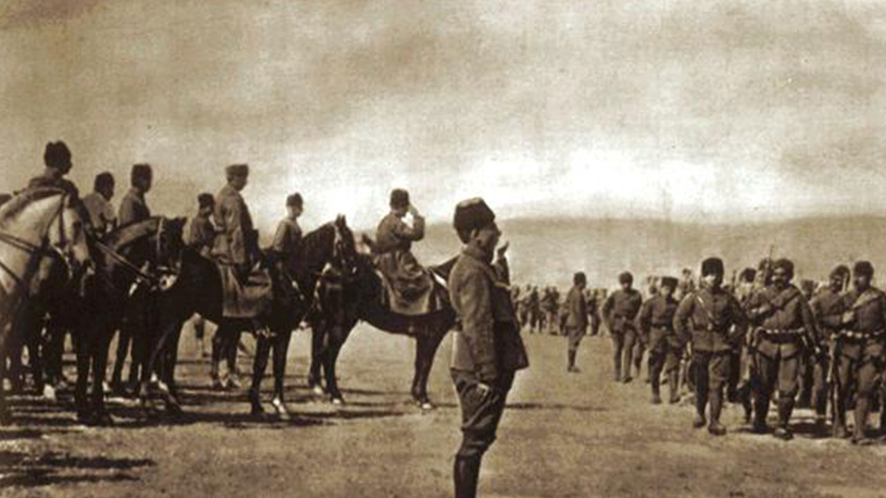 Foto - Erhan Afyoncu'dan şok eden Rusya açıklaması: Paraları çalıp bozuk silah yolladılar