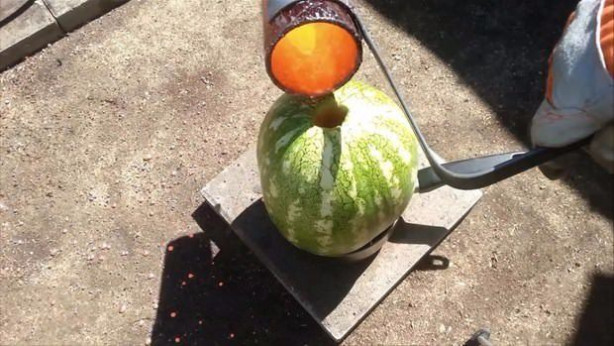 Foto - Erimiş bakır karpuza dökülürse...