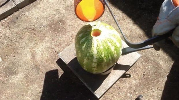 Foto - Erimiş bakır karpuza dökülürse...