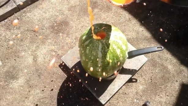 Foto - Erimiş bakırı karpuza döktü! İşte sonuç...