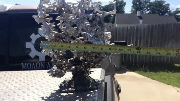 Foto - Eritilmiş alüminyumu karınca yuvasına döktü!