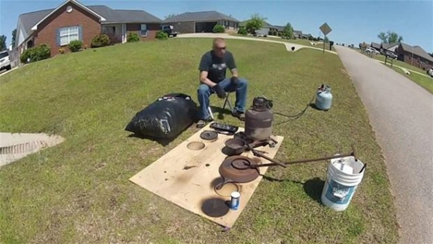 Foto - Eritilmiş alüminyumu karınca yuvasına döktü!