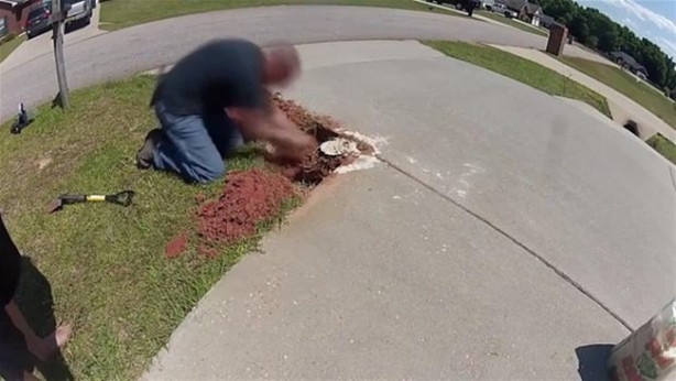 Foto - Eritilmiş alüminyumu karınca yuvasına döktü!