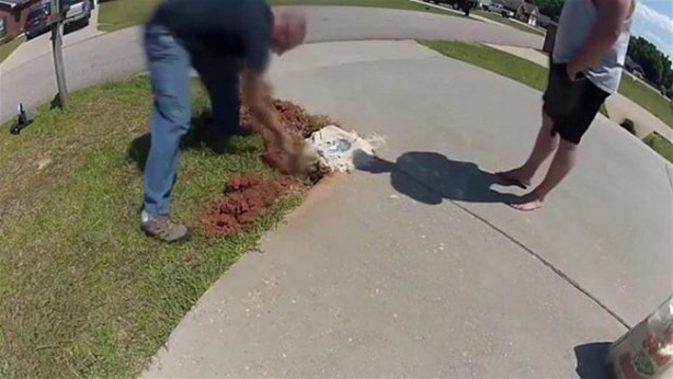 Foto - Eritilmiş alüminyumu karınca yuvasına döktü!