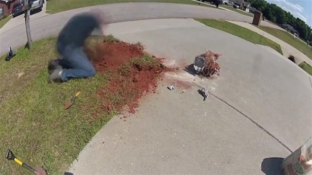 Foto - Eritilmiş alüminyumu karınca yuvasına döktü!