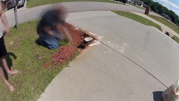 Foto - Eritilmiş alüminyumu karınca yuvasına döktü!