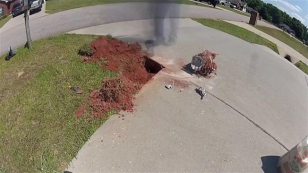 Foto - Eritilmiş alüminyumu karınca yuvasına döktü!