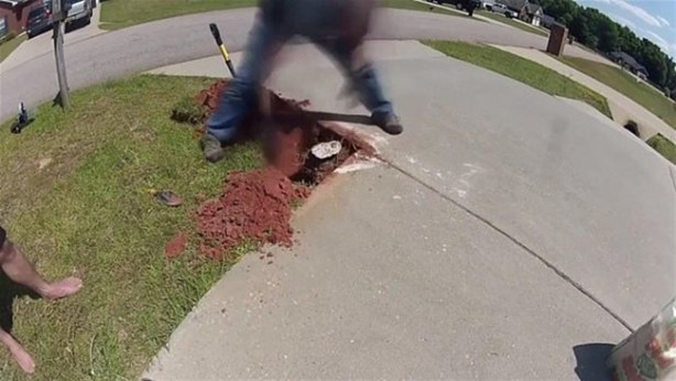 Foto - Eritilmiş alüminyumu karınca yuvasına döktü!