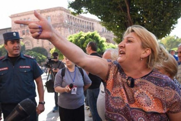 Foto - Erivan diken üstünde! Protestoların dozu artıyor