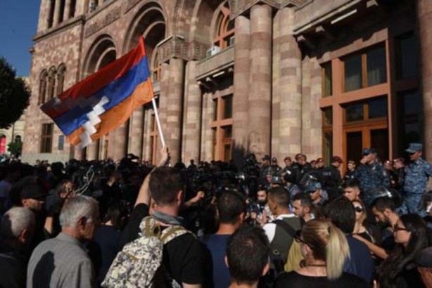 Foto - Erivan diken üstünde! Protestoların dozu artıyor