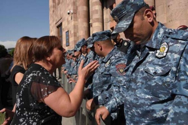 Foto - Erivan diken üstünde! Protestoların dozu artıyor