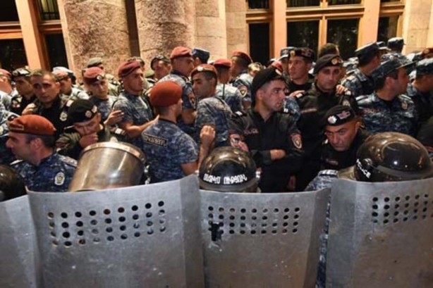 Foto - Erivan diken üstünde! Protestoların dozu artıyor