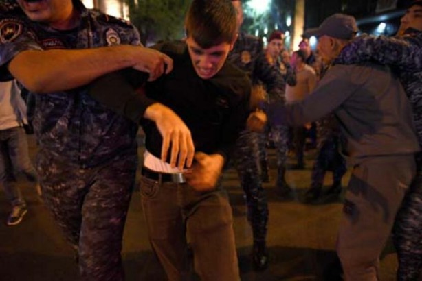 Foto - Erivan diken üstünde! Protestoların dozu artıyor