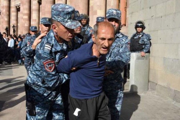 Foto - Erivan diken üstünde! Protestoların dozu artıyor