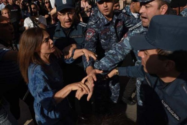 Foto - Erivan diken üstünde! Protestoların dozu artıyor