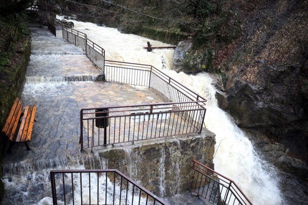 Foto - Eriyen karla debisi yükseldi! Ziyaretçilerini ağırlıyor