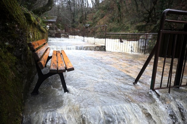 Foto - Eriyen karla debisi yükseldi! Ziyaretçilerini ağırlıyor