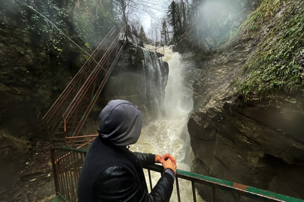 Eriyen karla debisi yükseldi! Ziyaretçilerini ağırlıyor