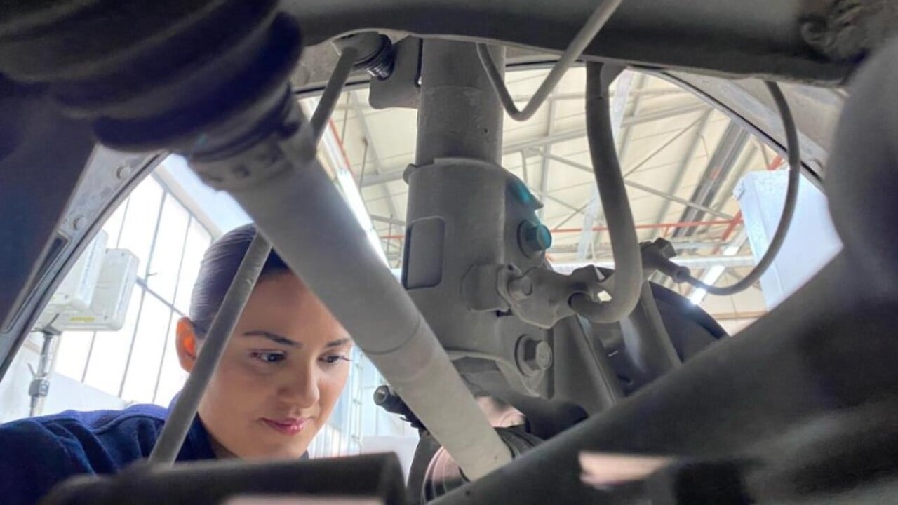 ‘Erkek işi değil’ dediler dinlemedi! Üç üniversite mezunu oto tamirci kadın şaşırttı