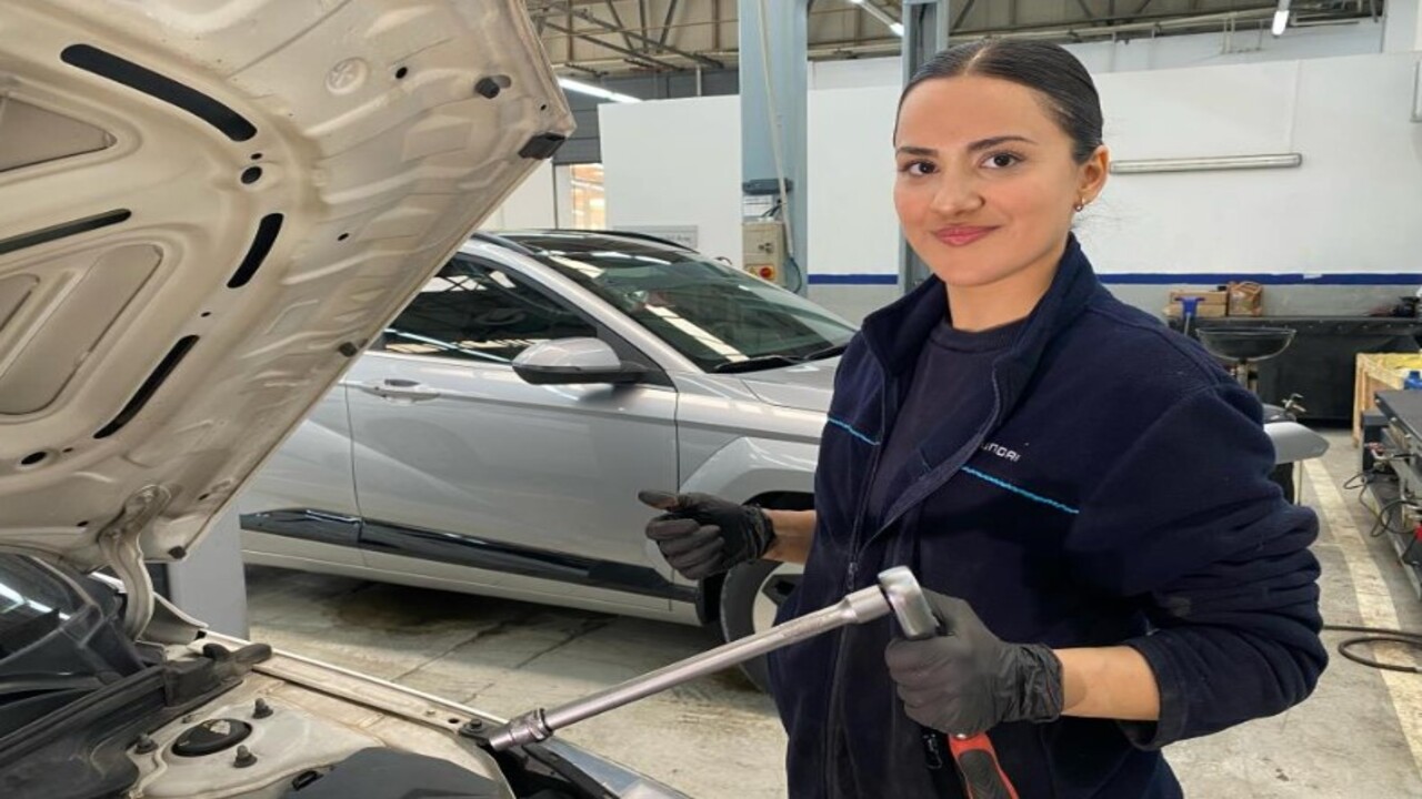 Foto - ‘Erkek işi değil’ dediler dinlemedi! Üç üniversite mezunu oto tamirci kadın şaşırttı