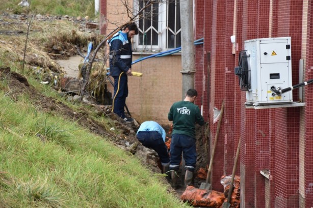 Foto - Erkek öğrenci yurdunu ve otoparkı su bastı