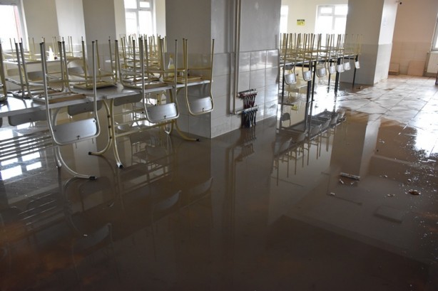 Foto - Erkek öğrenci yurdunu ve otoparkı su bastı