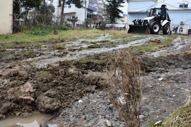 Erkek öğrenci yurdunu ve otoparkı su bastı