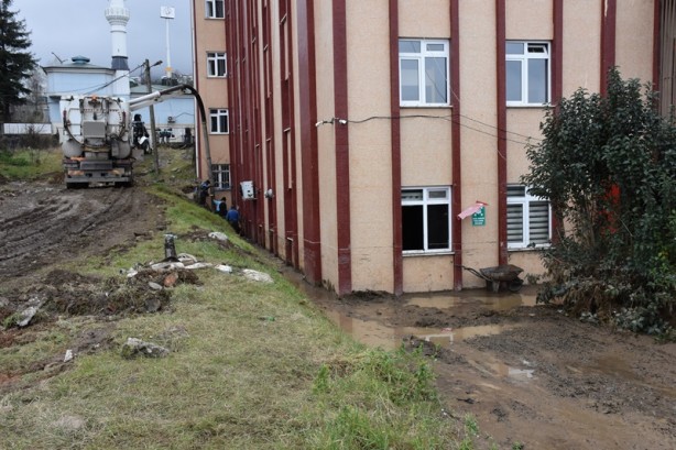 Foto - Erkek öğrenci yurdunu ve otoparkı su bastı