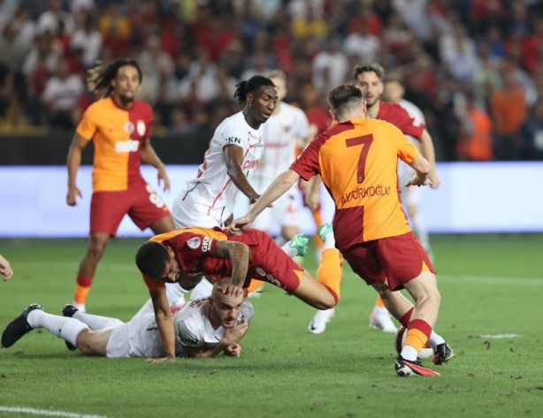 Foto - Erman Toroğlu'dan flaş penaltı açıklaması! Gaziantep FK-Galatasaray maçında olaylı pozisyon...