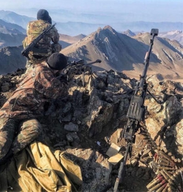 Foto - Ermeni askerlerinin utanmadan verdiği pozda Rusya detayı!