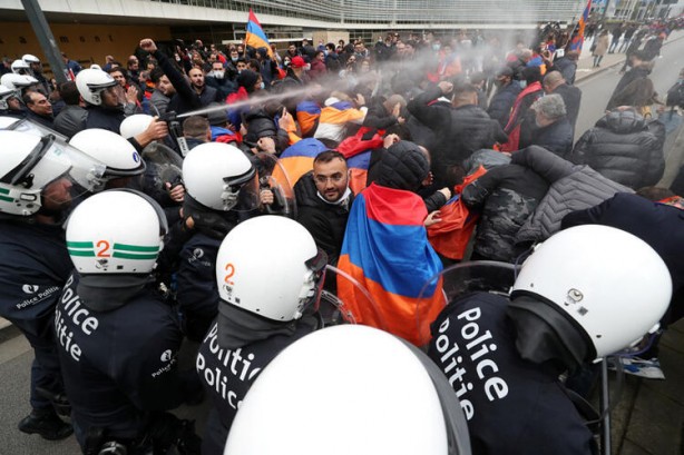 Foto - Azerbaycan bölgeleri tek tek alırken Avrupa'daki Ermeniler gerçek yüzünü gösterdi! Şehri birbirine kattılar