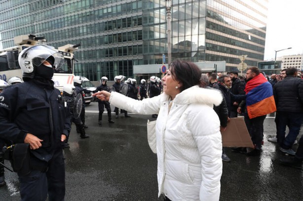 Foto - Azerbaycan bölgeleri tek tek alırken Avrupa'daki Ermeniler gerçek yüzünü gösterdi! Şehri birbirine kattılar