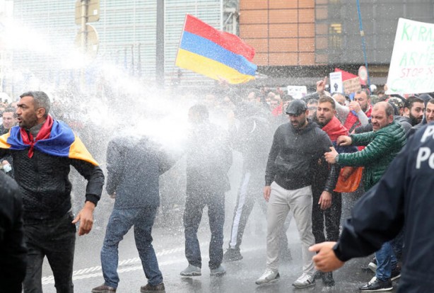 Foto - Azerbaycan bölgeleri tek tek alırken Avrupa'daki Ermeniler gerçek yüzünü gösterdi! Şehri birbirine kattılar