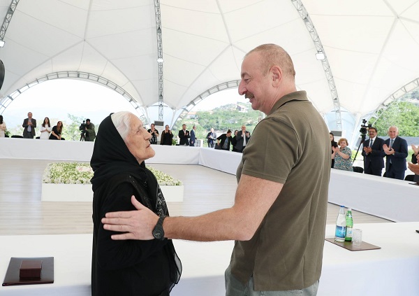 Foto - Ermenistan işgalinden kurtarılan Laçın'a Azerbaycanlıların dönüşleri başladı