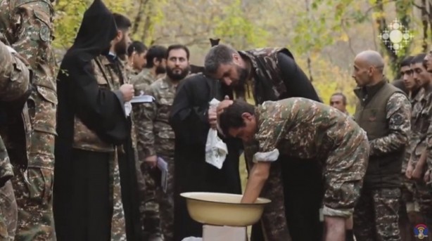 Ermenistan'da çöküşün resmi! Askerler cepheden kaçmasın diye papazları devreye soktular