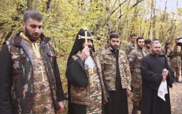 Foto - Ermenistan'da çöküşün resmi! Askerler cepheden kaçmasın diye papazları devreye soktular