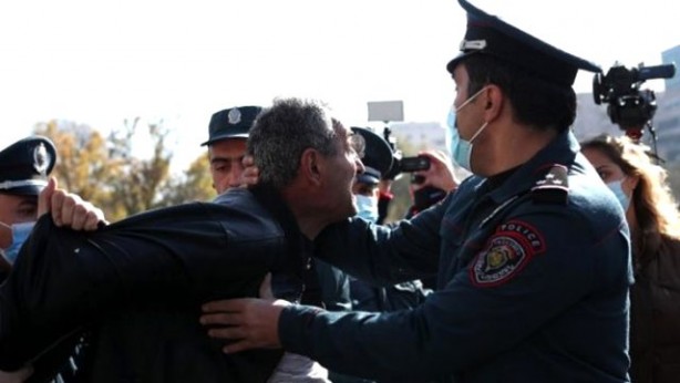 Foto - Ermenistan'da parti liderleri ve vekillere büyük şok! Yüzü kapalı polisler gelip...