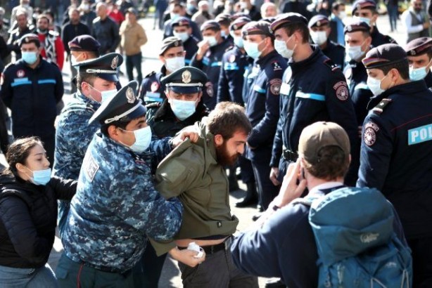 Foto - Ermenistan'da parti liderleri ve vekillere büyük şok! Yüzü kapalı polisler gelip...