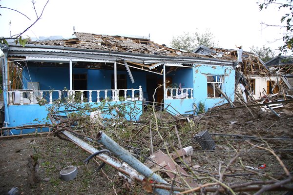 Foto - Ermenistan'dan alçak saldırısı yürekleri sızlattı: Ailesini böyle kurtardı!